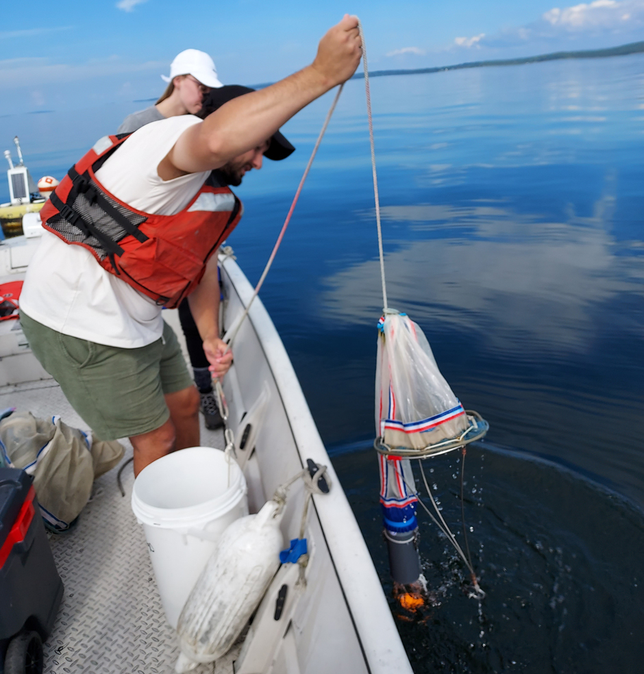 Muestreo con red de plancton en el lago Champlain. 