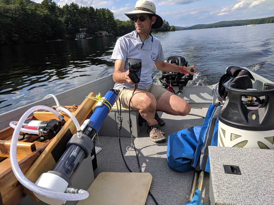 El director de investigación de LEA, Ben Peierls, mide las condiciones del agua superficial en Moose Pond (Dinamarca, Maine) utilizando una sonda YSI EXO2 y una celda de flujo.