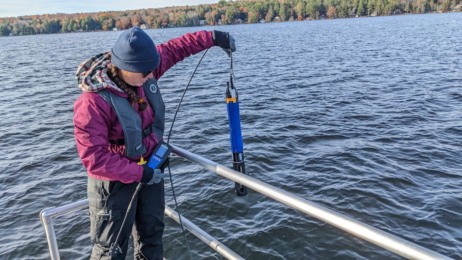 La limnóloga del personal de LEA, Maggie Welch, comienza un perfil utilizando una sonda YSI EXO2 en Long Lake, Harrison, Maine.