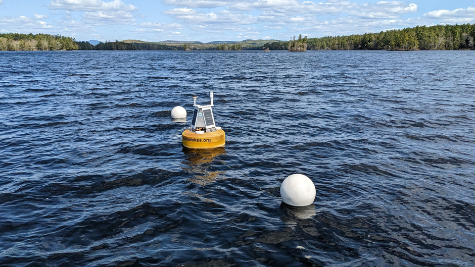 Boya LEA amarrada en un sitio en Highland Lake, Bridgton, Maine