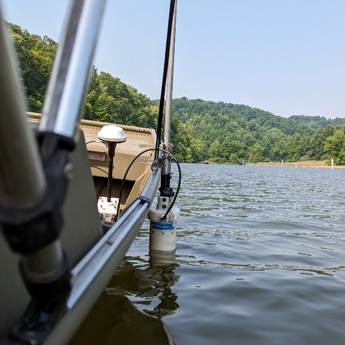 Doppler acústico SonTek M9 en uso para mapeo batimétrico en Beech Fork Lake, WV. 