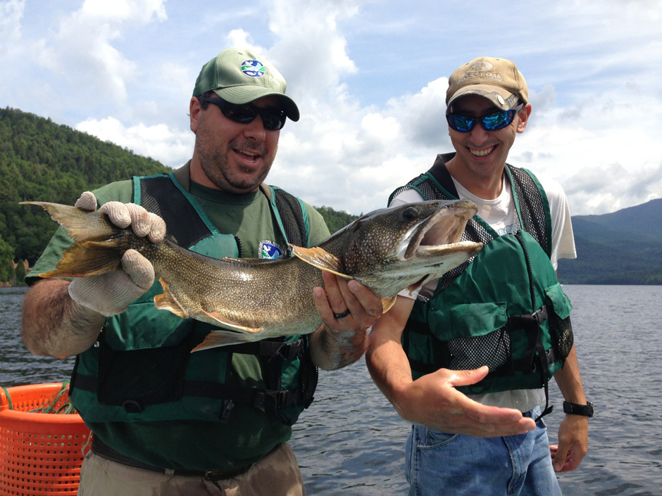 El gerente regional de pesca del DEC, Rob Fiorentino, y el biólogo de pesca del DEC, James Pinheiro, en Lake Placid realizando un estudio de truchas de lago 