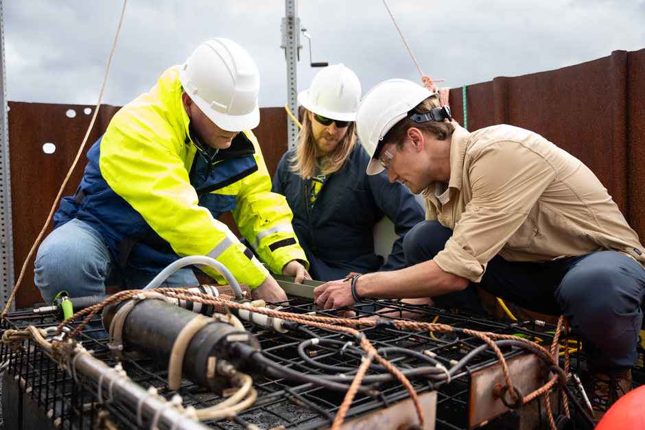 Sequoia and Planetary personnel mounting the LISST-OST and LISST-Tau sensors to the mooring. 