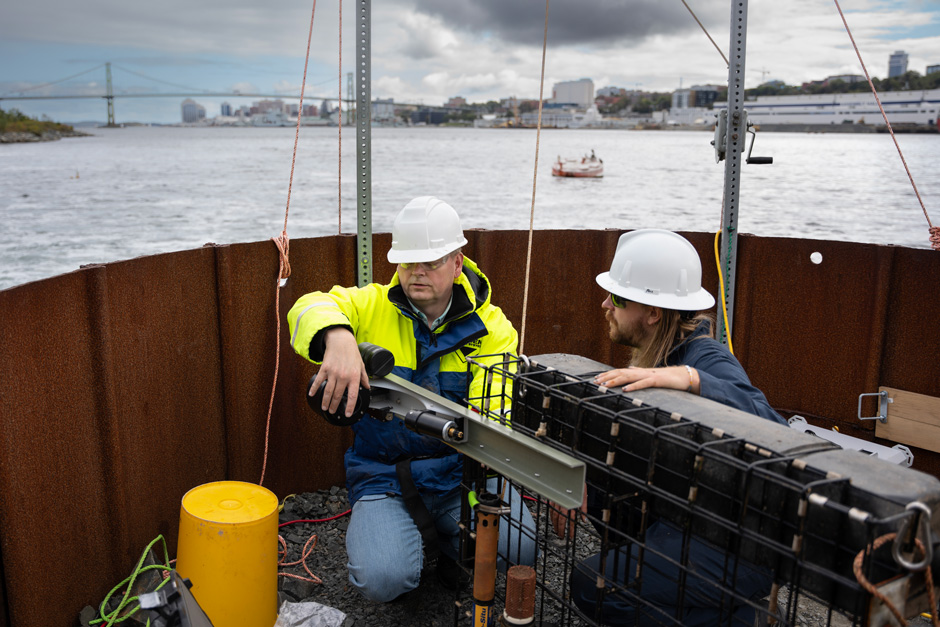 Sequoia and Planetary personnel adjusting the LISST-OST positioning before deployment in the OAE study. 