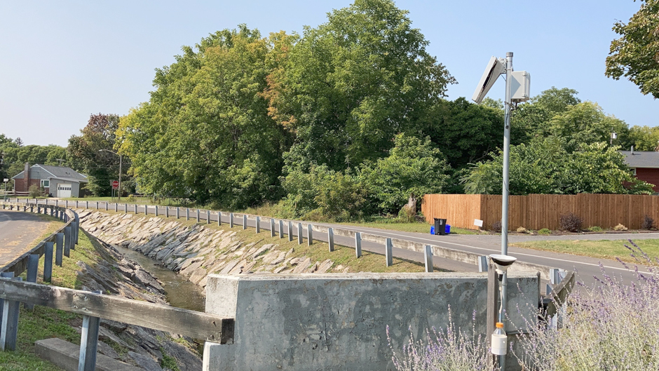 An overview of the Fellows Ave monitoring station along Meadowbrook Creek.