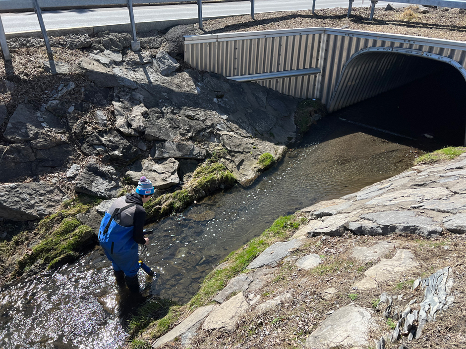 Graduate student Samuel Nesheim is collecting water quality parameters using the YSI EXO3 sonde in Meadowbrook Creek. 